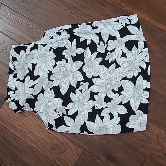 Crown & Ivy Black & White Floral Sleeveless Blouse with Ruffle Collar size Large - Picture 2 of 7